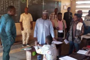 EXAMEN DU CEP DANS LA COMMUNE PERERE: Le maire Alassane Nouhoun supervise le lancement des épreuves.