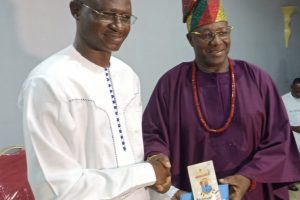 TROPHÉES DE L&rsquo;INDEPENDANCE 2022 À BOHICON : Amzat Maougnon Aguémon meilleur chef quartier de l&rsquo;année.