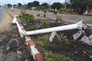 DESTRUCTION DES POTEAUX ÉLECTRIQUES ET SOLAIRES À PARAKOU : Qui pour freiner l&rsquo;élan des transporteurs ?
