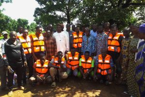 SENSIBILISATION ET DON DE GILETS DE SAUVETAGE AUX PIROGUIERS DU FLEUVE OKPARA : Sanny Laima et Charles Sara Bio font œuvres utiles au nom de l&rsquo;Union Progressiste le Renouveau