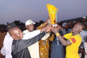 FIN DU TOURNOI DE L&rsquo;UNION PROGRESSISTE LE RENOUVEAU À COBLY : L&rsquo;honorable Domitien N&rsquo;ouemou rassemble les jeunes autour du Baobab