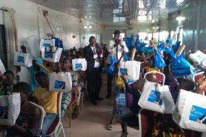 DISTRIBUTION DE KITS SCOLAIRES AUX ORPHELINS DE PARAKOU : Géraldo Houévènon et les bataillons de Patrice Talon font des heureux