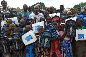 3E ÉDITION DES ŒUVRES SOCIALES DU MOUVEMENT  »LES BATAILLONS DE PATRICE TALON » À N&rsquo;DALI : Daouda Saka Méré honoré en bon père aux côtés des élèves