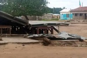 INCIDENT À l&rsquo;EPP GANNON À PARAKOU : Un apatam effondré, des écoliers et leur enseignant blessés