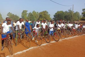 FINALE DU TOUR CYCLISME DE L&rsquo;UNITÉ À MATERI : Le ministre Kouaro Yves Chabi réunit la jeunesse autour des bicyclettes