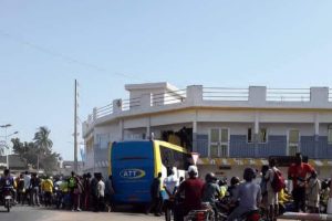 ACCIDENT DE CIRCULATION À PARAKOU : Un bus rentre tout droit dans un immeuble du Carrefour Aérodrome