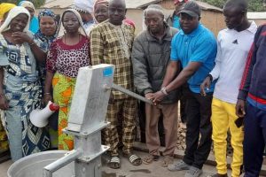 DON DE POMPES À MOTRICITÉ HUMAINES À PÈRÈRÈ : Bouko, Adambi et Gbadamassi sèment la joie dans le cœur des populations