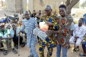 PROMOTION DU SPORT À PARAKOU :L&rsquo;Ong Apd de Alidou Arouna gratifie une équipe de football d&rsquo;équipements