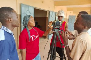 FORMATION EN AUDIOVISUEL AU GROUPE DE PRESSE BARUKA MÉDIAS : Gloria Chabi de Cfoman Daabaaru familiarise les stagiaires avec la caméra