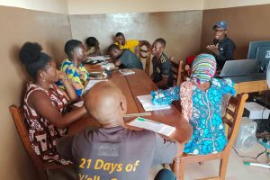 FORMATION EN JOURNALISME AU GROUPE DE PRESSE BARUKA MÉDIA : Daniel Kouagou forme les stagiaires sur les astuces pour écrire un bon article de presse