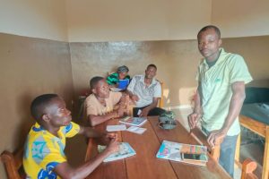 FORMATION EN CADRAGE-MONTAGE AU GROUPE DE PRESSE  »BARUKA MÉDIA » À PARAKOU : Francis Anoum parle des plans d&rsquo;un reportage aux stagiaires