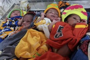 NAISSANCE À NIKKI : Une jeune femme de 25 ans accouche d&rsquo;un quadruplé