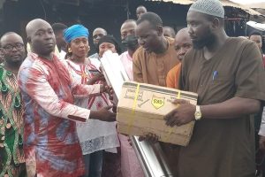 PARAKOU/DON DE PAQUETS DE TÔLES ET CLOUS AU MARCHÉ ZONGO : Adam chabi Bouko fait parler son coeur face aux sinistrés