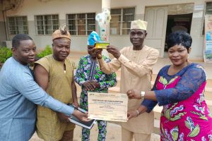 REMISE DU PREMIER PRIX DU CONCOURS  »MES VACANCES DANS TA LOCALITÉ » AU MAIRE : Natitingou se révèle gardienne d&rsquo;une culture riche et palpitante