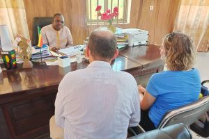 AUDIENCE AU CABINET DU MAIRE DE TANGUIÉTA : Zakari Boukary reçoit une délégation de l&rsquo;ambassade de France