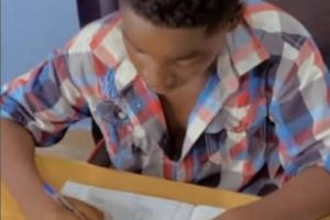 SHOWBIZ AU BÉNIN : Le jeune artiste Djecomon reprend le chemin de l&rsquo;école