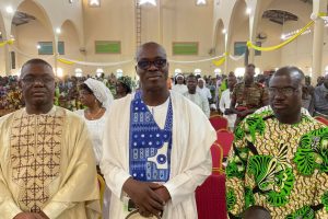 CÉLÉBRATION DU 75 ÈME ANNIVERSAIRE DE L&rsquo;ÉGLISE CATHOLIQUE CŒUR IMMACULÉE DE MARIE DE NIKKI : L&rsquo;he Souley Moucouré Boko communie avec les fidèles chrétiens