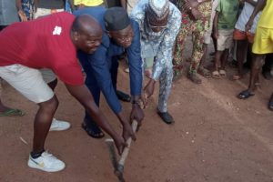 NATITINGOU/CONSTRUCTION D&rsquo;UN NOUVEAU TERRAIN DE BASKETBALL PROFESSIONNEL : Le maire Taté Ouindéyama effectue la remise du site et lance les travaux