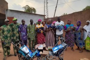 SOUTIEN À UN COUPLE DE QUADRUPLÉS À AHOYEYE : L&rsquo;honorable Fatolou répond à l&rsquo;appel urgent du Maire Simon Dinan de Pobè