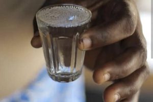 INTERDICTION DES BOISSONS ALCOOLISÉES EN SACHET PLASTIQUE AU BÉNIN : Un premier pas salutaire, mais qu&rsquo;en est-il du « sodabi » ?