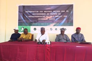 APRÈS-MIDI DE L&rsquo;EMPLOI ET DE L&rsquo;ENTREPRENEURIAT À PARAKOU : Le ministre Abdoulaye Bio Tchané expose les mesures gouvernementales aux jeunes des 77 communes