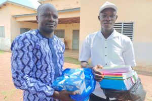 TAMPÉGRÉ/ REMISE DE MATÉRIELS POUR LE RENFORCEMENT DES COURS DE VACANCES : Telesphore Nassikou Sekou fait œuvre utile à travers l&rsquo;Ong « Les Amis du Monde »