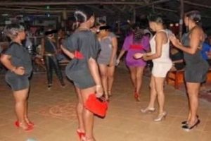 OPÉRATION COUP DE POING À COTONOU : Une vingtaine de prostituées interpellées par la Police dans le 12 ème arrondissement