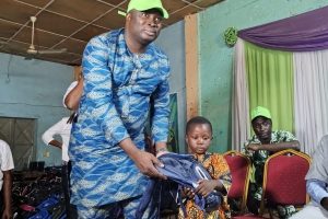 PARAKOU / À TRAVERS LA DISTRIBUTION DE PLUS DE 600 KITS SCOLAIRES : Le jeune leader du Bloc Républicain Tadjou-dine Imorou Boukari soulage les cœurs des parents