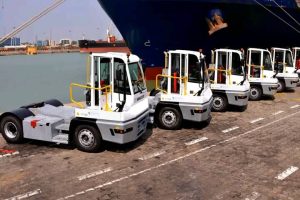 BÉNIN / LE PORT AUTONOME DE COTONOU ÉQUIPÉ : 5 tracteurs et un chariot élévateur pour le port