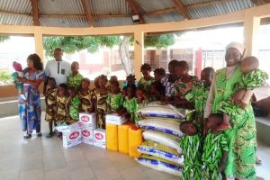 TCHATCHOU/ EN BON PÈRE NOËL À L&rsquo;ORPHELINAT SAINTE THÉRÈSE DE L&rsquo;ENFANT JÉSUS : Joël Domagui offre des vivres aux enfants pour célébrer les fêtes de fin d&rsquo;année