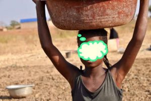TRAVAIL ET EXPLOITATION DES ENFANTS : À 9 ans, il vend de l’eau fraîche, vêtu de vêtements et de chaussures très usés