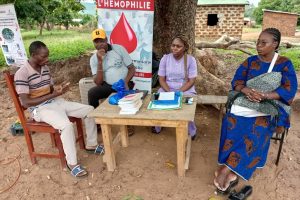 SÉANCE DE SENSIBILISATION CONTRE L’HÉMOPHILIE AU BÉNIN : L’Ass. Béninoise des Hémophiles rallie les tradithérapeutes de Natitingou à la lutte contre la maladie