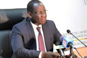 INTERDICTION DE CIRCULATION DES VÉHICULES À VITRES TEINTÉES AU BÉNIN : Le ministre de l’Intérieur lance un ultimatum avant le début des sanctions.