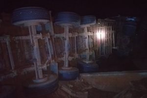 ACCIDENT DE CIRCULATION À L’ENTRÉE DE WENA : Un camion transportant du ciment finit sa course sous un pont