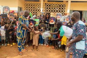 DON DE KITS SCOLAIRES AUX ENFANTS DÉMUNIS DE NATITINGOU : La jeune leader Tchoropa Nectopa fait des heureux à l&rsquo;Epp Yarikou