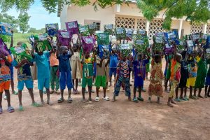 POUR UNE MEILLEURE RENTRÉE SCOLAIRE 2025-2026 À TANGUIÉTA : L’Ong Actions et Développement équipe 500 élèves des kits