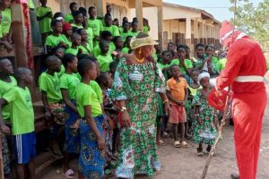 13E ÉDITION DE NOËL DES ENFANTS ET 10 ANS DU CEFREA-ONG : Josiane Chaby perpétue l&rsquo;héritage de solidarité du feu ministre Kouaro en faveur des enfants
