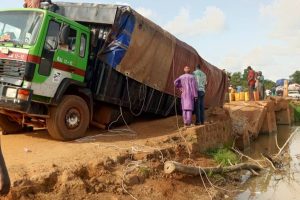 PÉHUNCO – SINENDÉ : La rupture du pont de Sinaou ravive le débat sur le bitumage de l&rsquo;axe Kouandé–Péhunco–Fo-Bouré