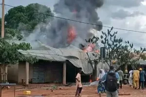INCENDIE À BANIKOARA : Neuf personnes brûlées et d’importants dégâts matériels enregistrés