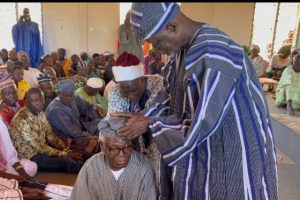 COUR IMPÉRIALE DE NIKKI : L&rsquo;ambassadeur Moudjaïdou Issifou Soumanou sacré prince Saka Sɔmɔɔ̃̃ Bukuduwari